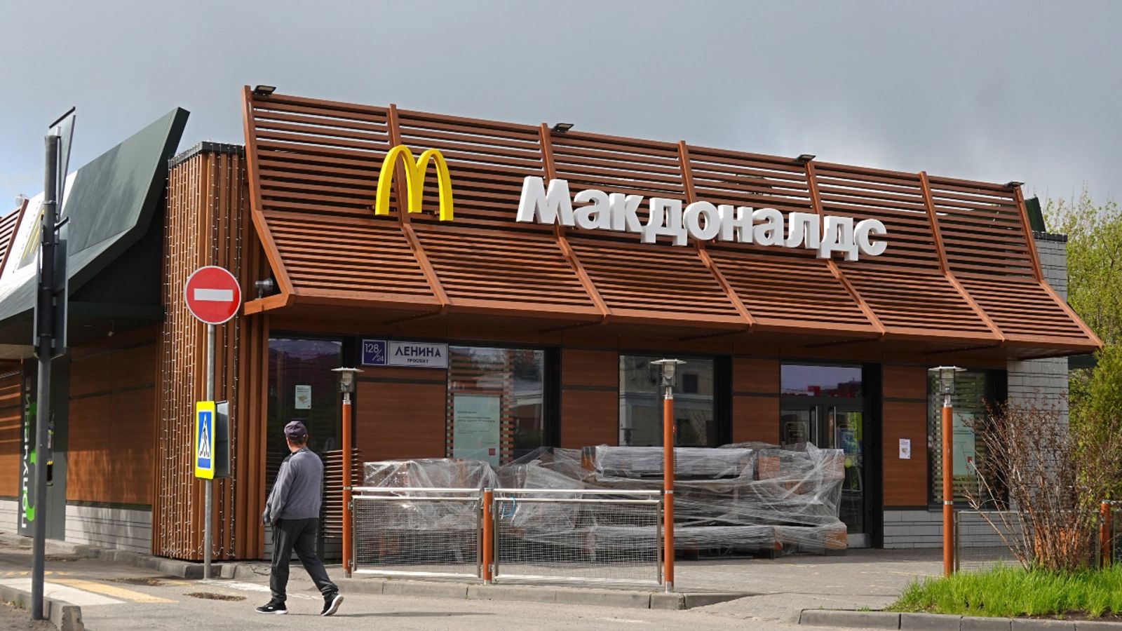 Una imagen de un McDonald's cerrado a las afueras de Moscú, Rusia.