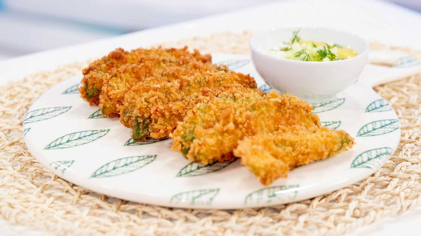 Receta de aguacates rebozados con panko y salsa tzatziki