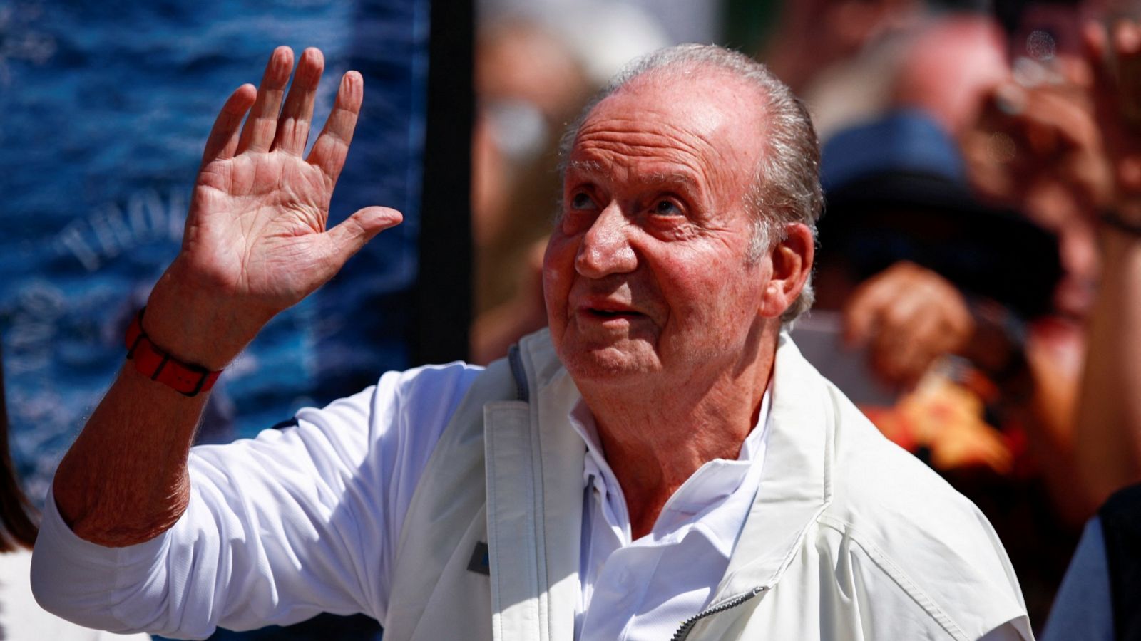 El rey Juan Carlos saluda a su llegada al Club Náutico de Sanxenxo