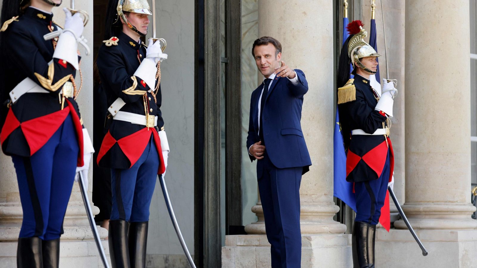 El presidente francés Emmanuel Macron entrando este viernes al Palacio del Elíseo