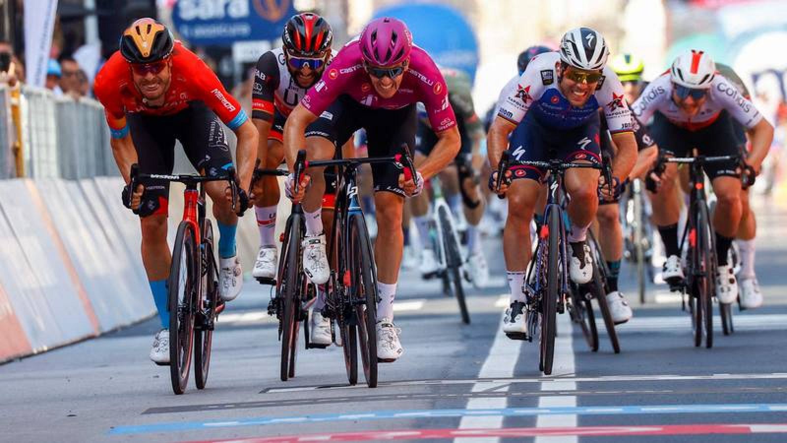 Arnaud Démare se impone en la llegada de la 13ª etapa del Giro.