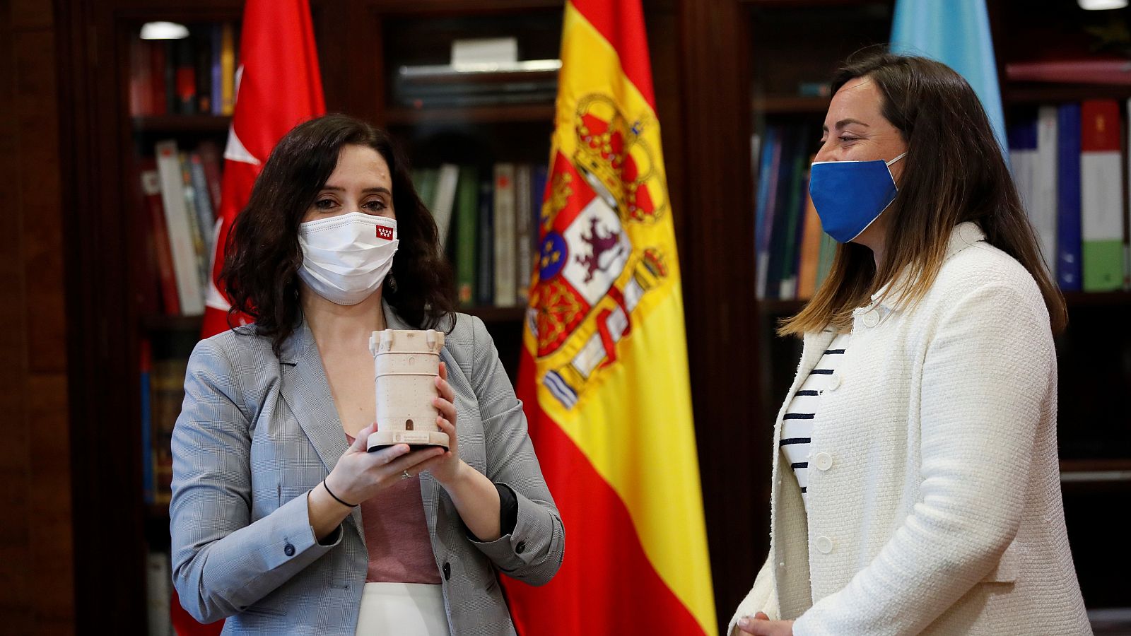 La presidenta de la Comunidad de Madrid, Isabel Díaz Ayuso recibe una réplica del torreón de Arroyomolinos junto a su alcaldesa, Ana Millán, en una imagen de archivo. 