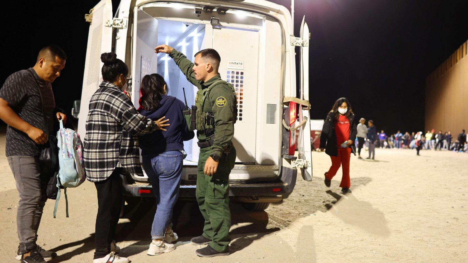 Inmigrantes subiendo a un vehículo de la Patrulla Fronteriza de EE.UU. tras cruzar la frontera desde México.