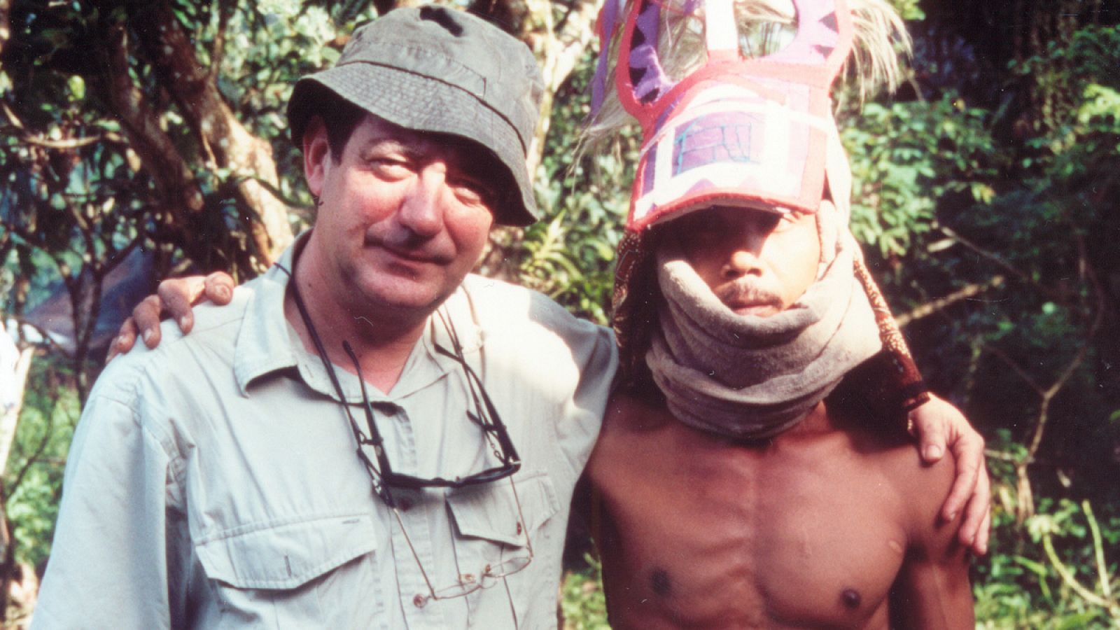 El periodista Luis Pancorbo acompañado de un indígena de la isla indonesia de Flores en el rodaje de 'Otros pueblos'