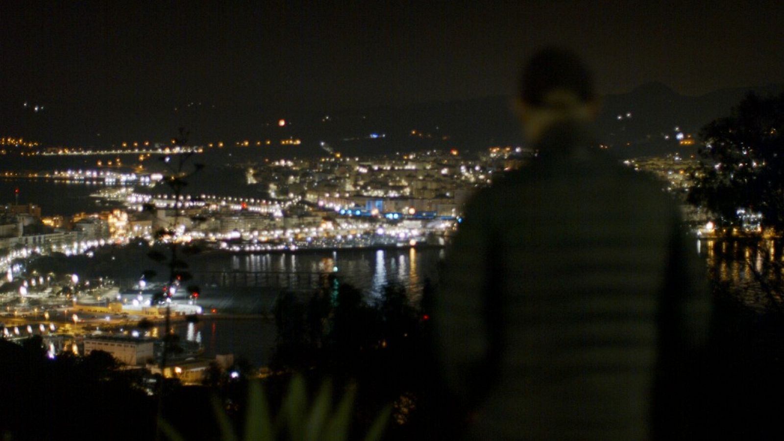 El reclutador de infiltrados en una imagen donde no se le reconoce, de noche, con Ceuta al fondo