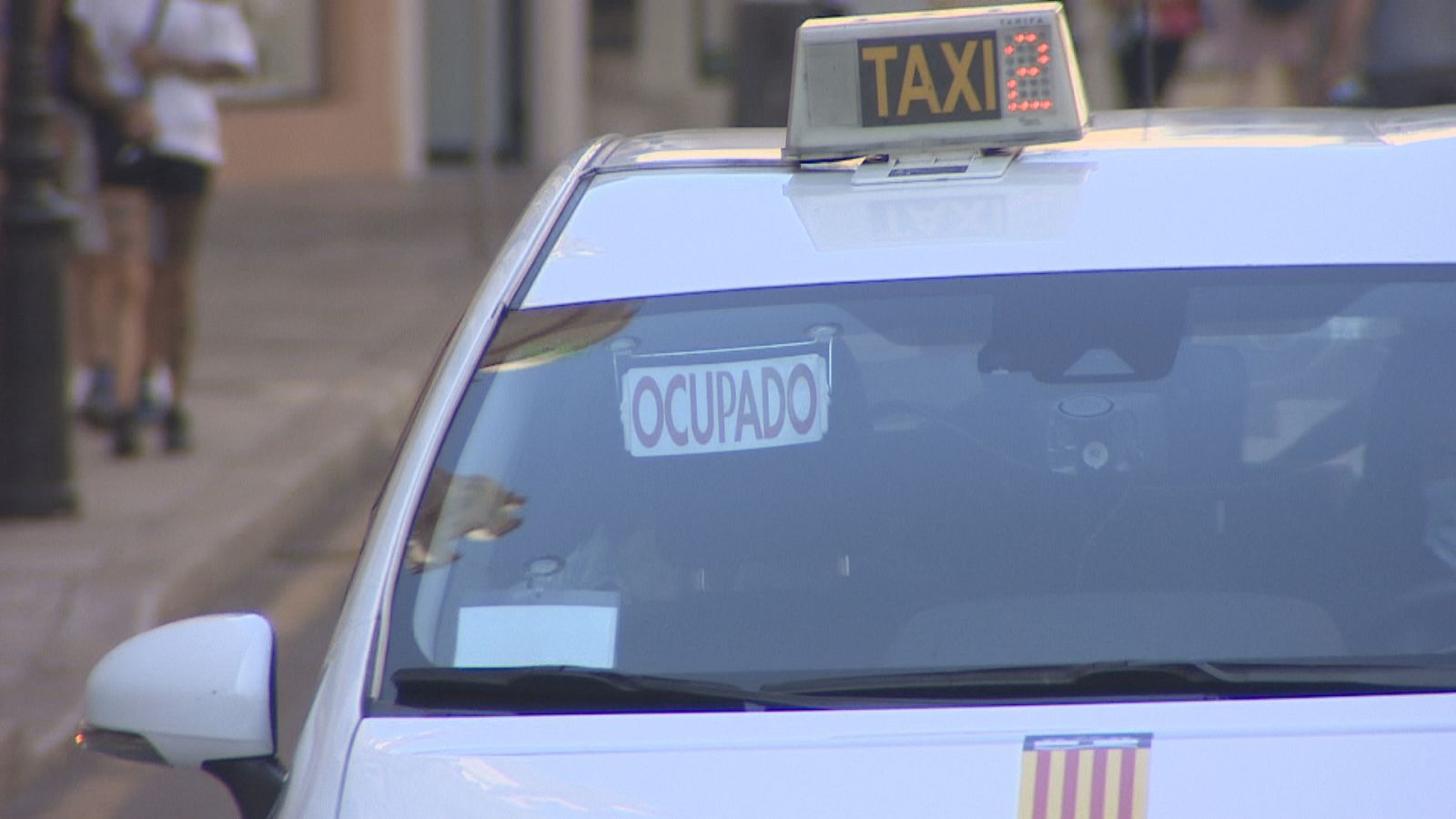 Un taxi  amb el cartell d'ocupat al centre de Palma