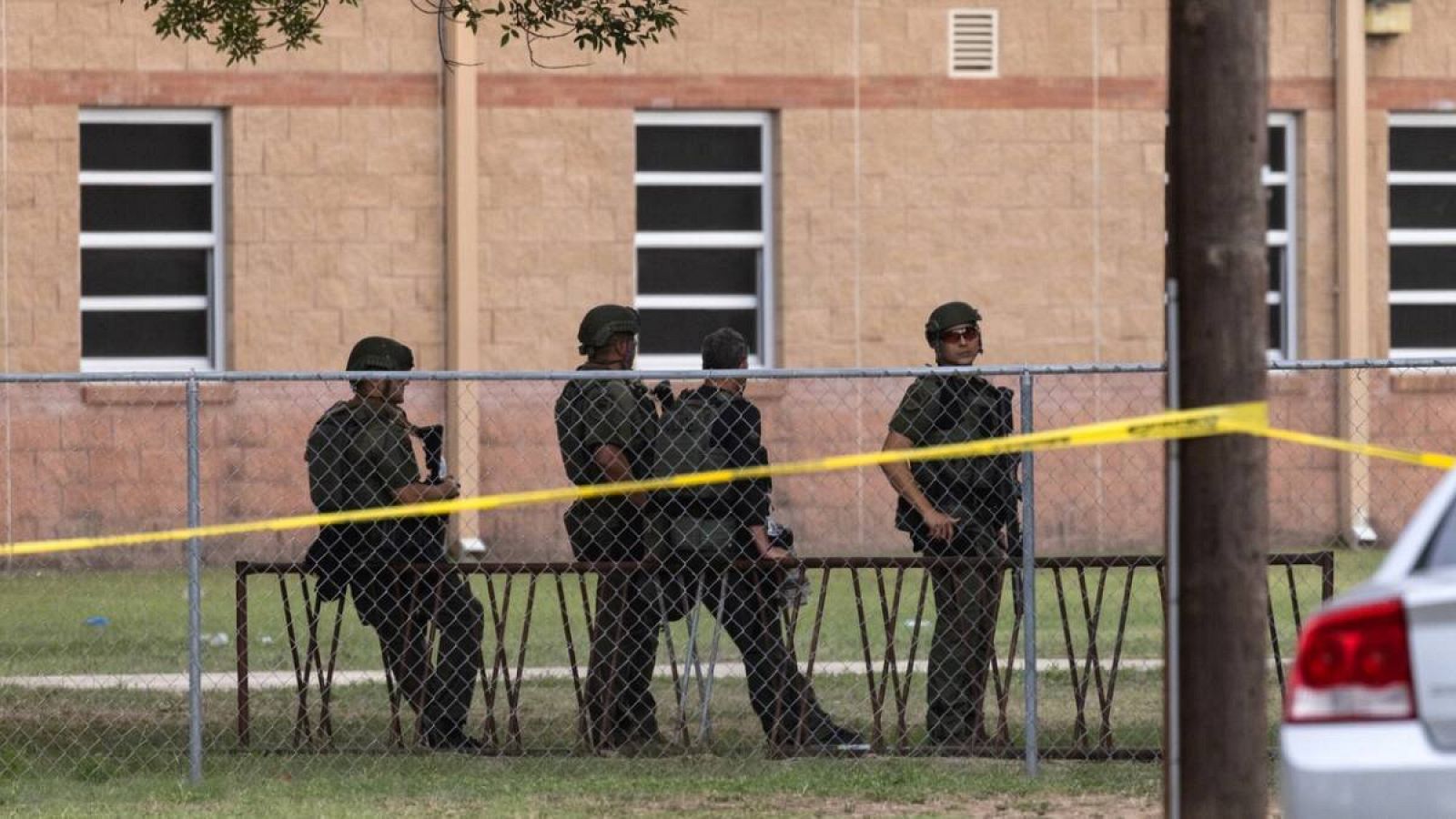 Las fuerzas del orden trabajan después de un tiroteo en la Escuela Primaria Robb en Uvalde, Texas.