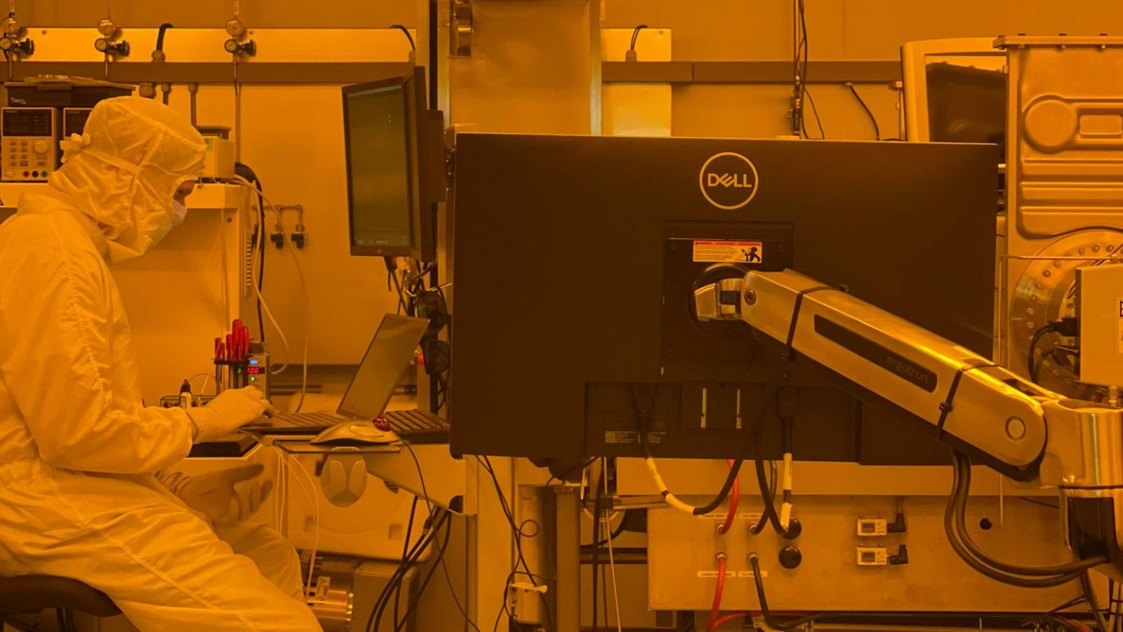 En un laboratorio de la Universitat Politècnica de València se diseñan algunos de los microchips más avanzados del mundo.