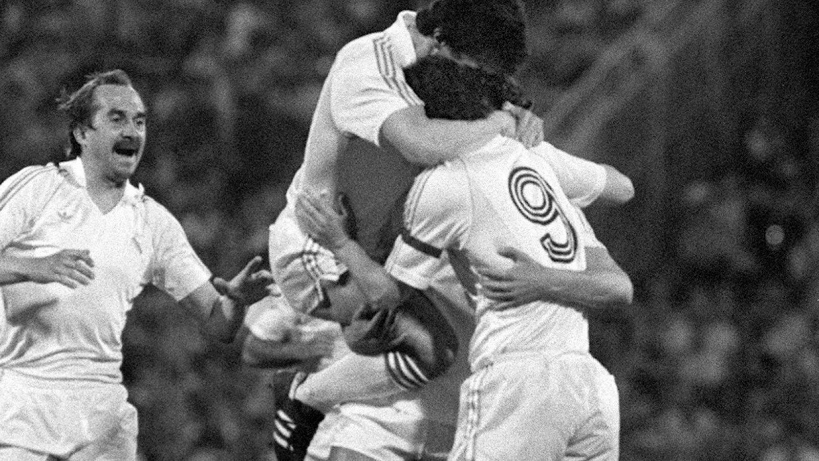 Los jugadores del Real Madrid, Juanito y Santillana, se abrazan tras un gol de su equipo.