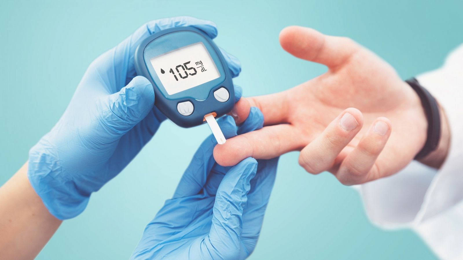 Un sanitario mide el nivel de azúcar en sangre a un paciente