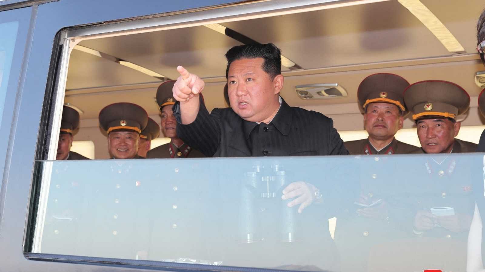 Una imagen del líder norcoreano, Kim Jong-un, obsevando una prueba de un sistema para mejorar, según Pionyang, el uso de "armas nucleares tácticas"