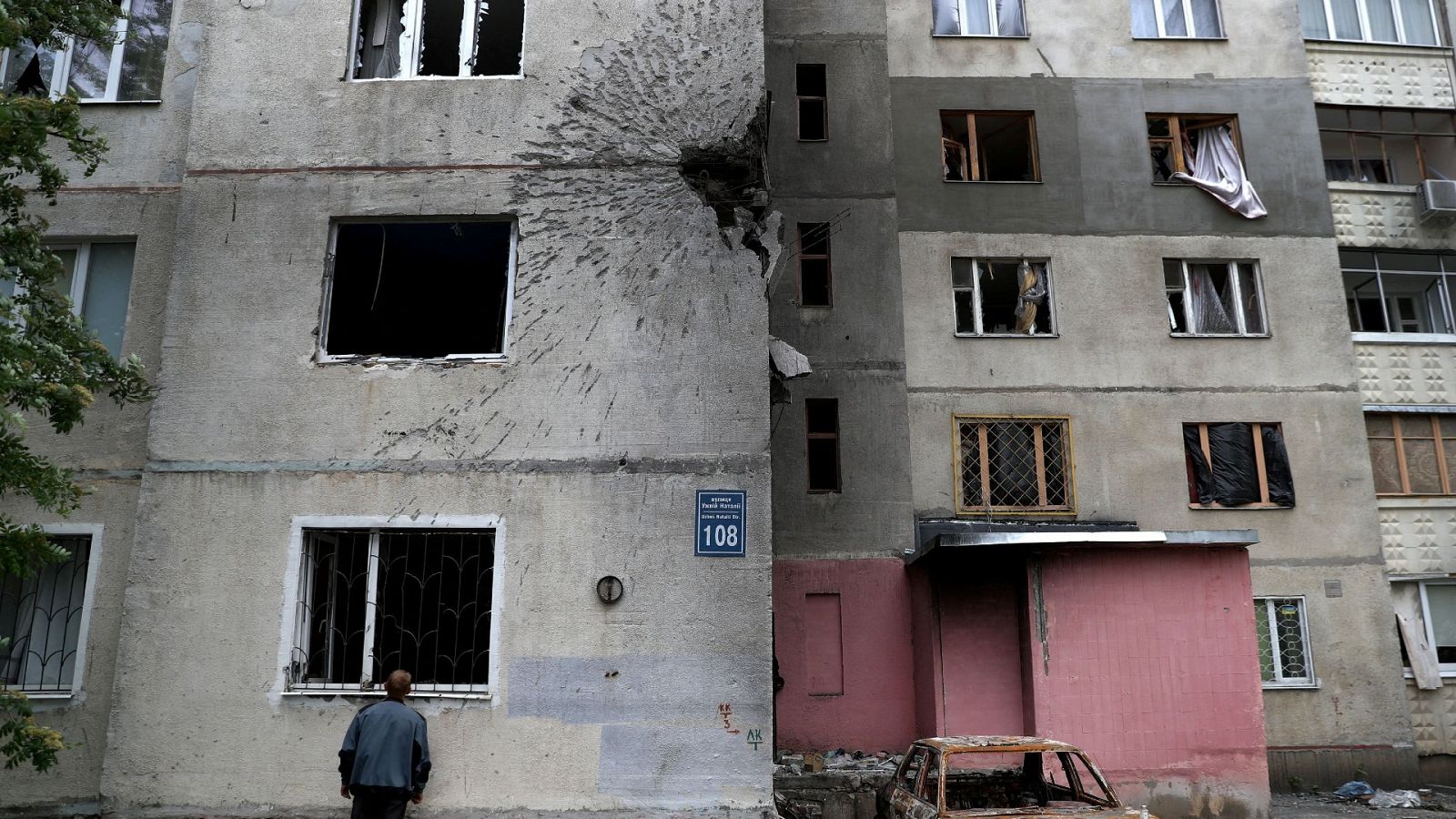 Un proyectil impacta en un edificio residencial de Jarkov