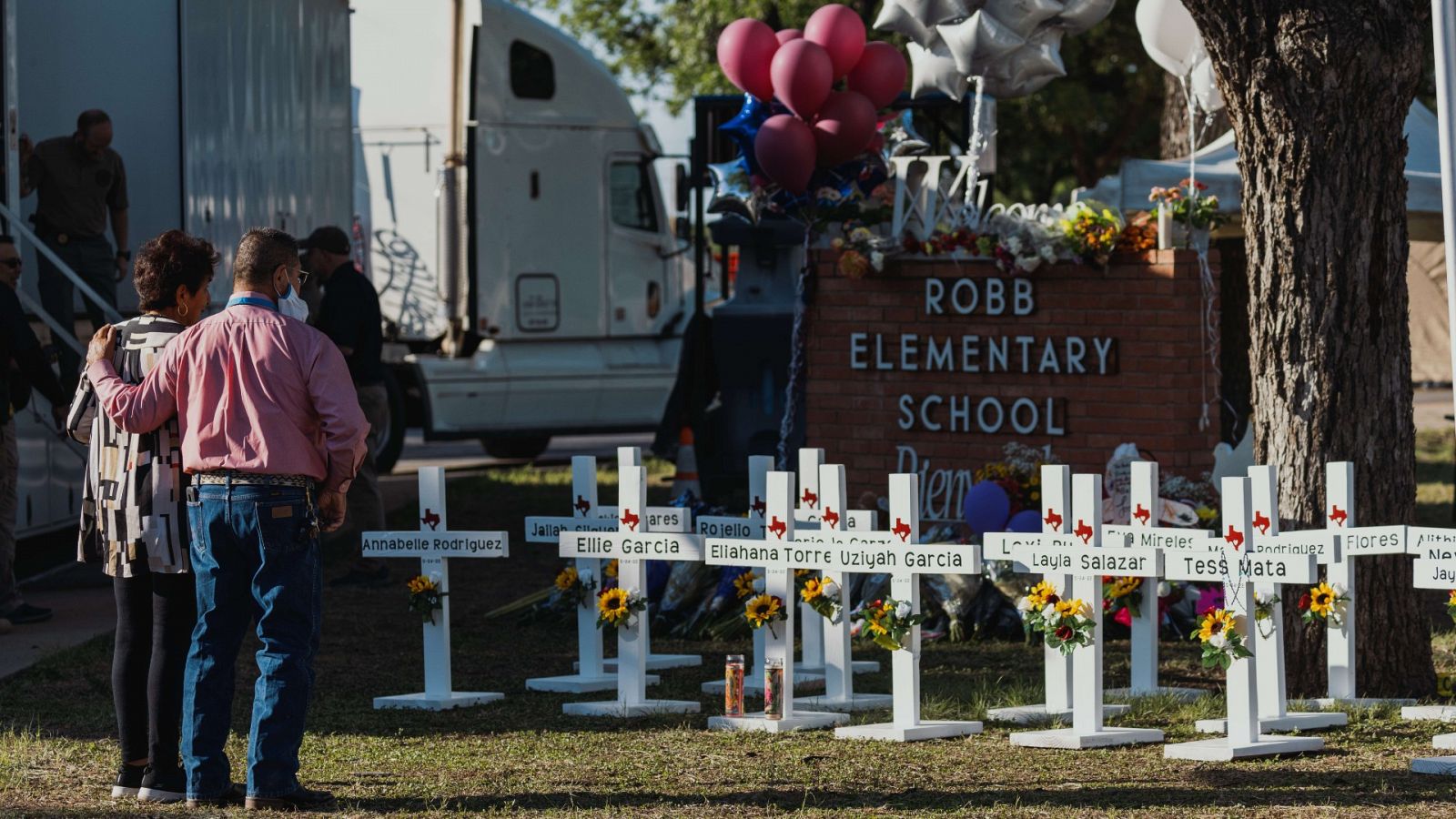 Cruces con los nombres de las víctimas del tiroteo en Uvalde, Texas