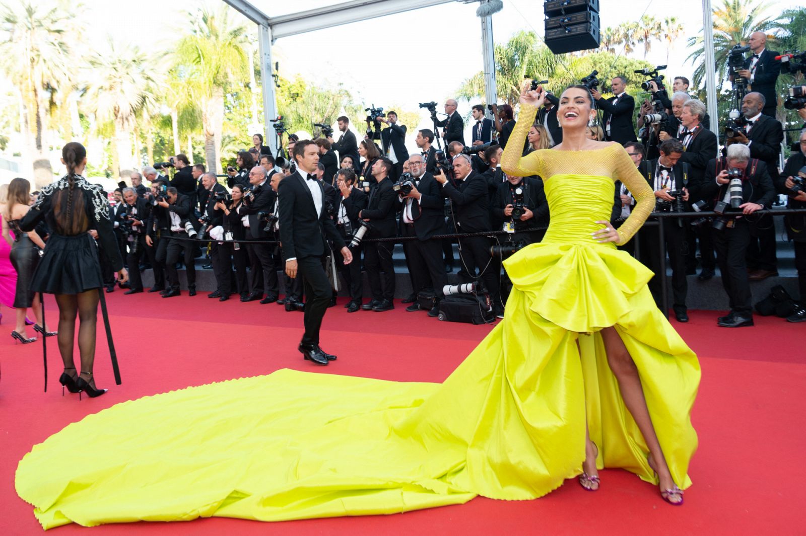 Marta Lozano en la alfombra roja de Cannes con un vestido amarillo de Vicky Martín Berrocal