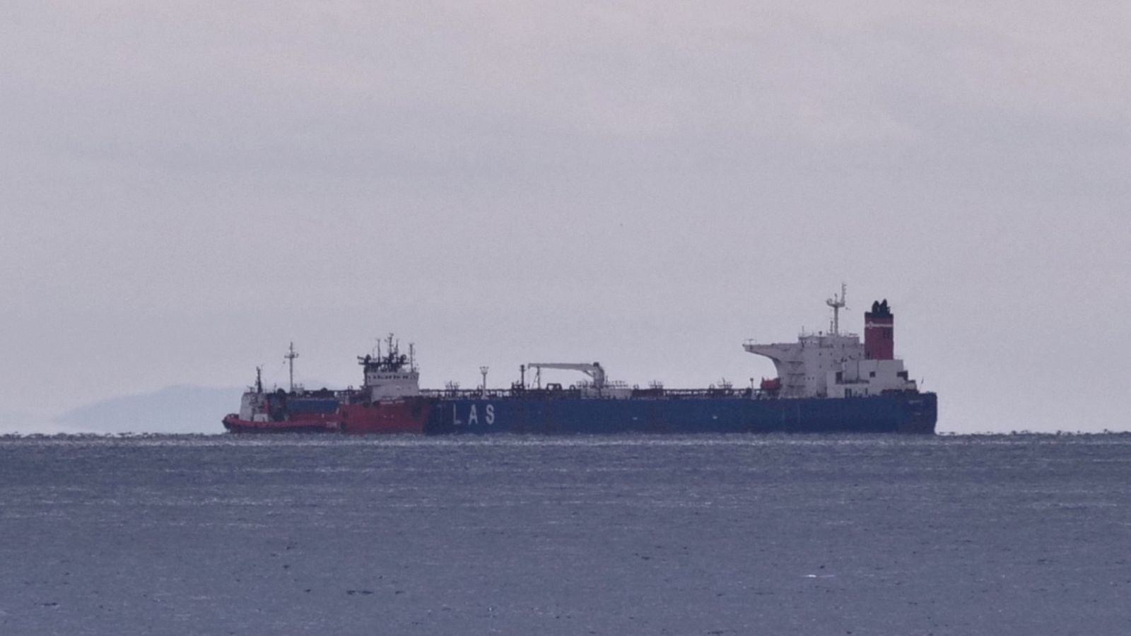 Imagen de archivo de un petrolero anclado frente a la costa de Karystos, en la isla de Evia, Grecia.