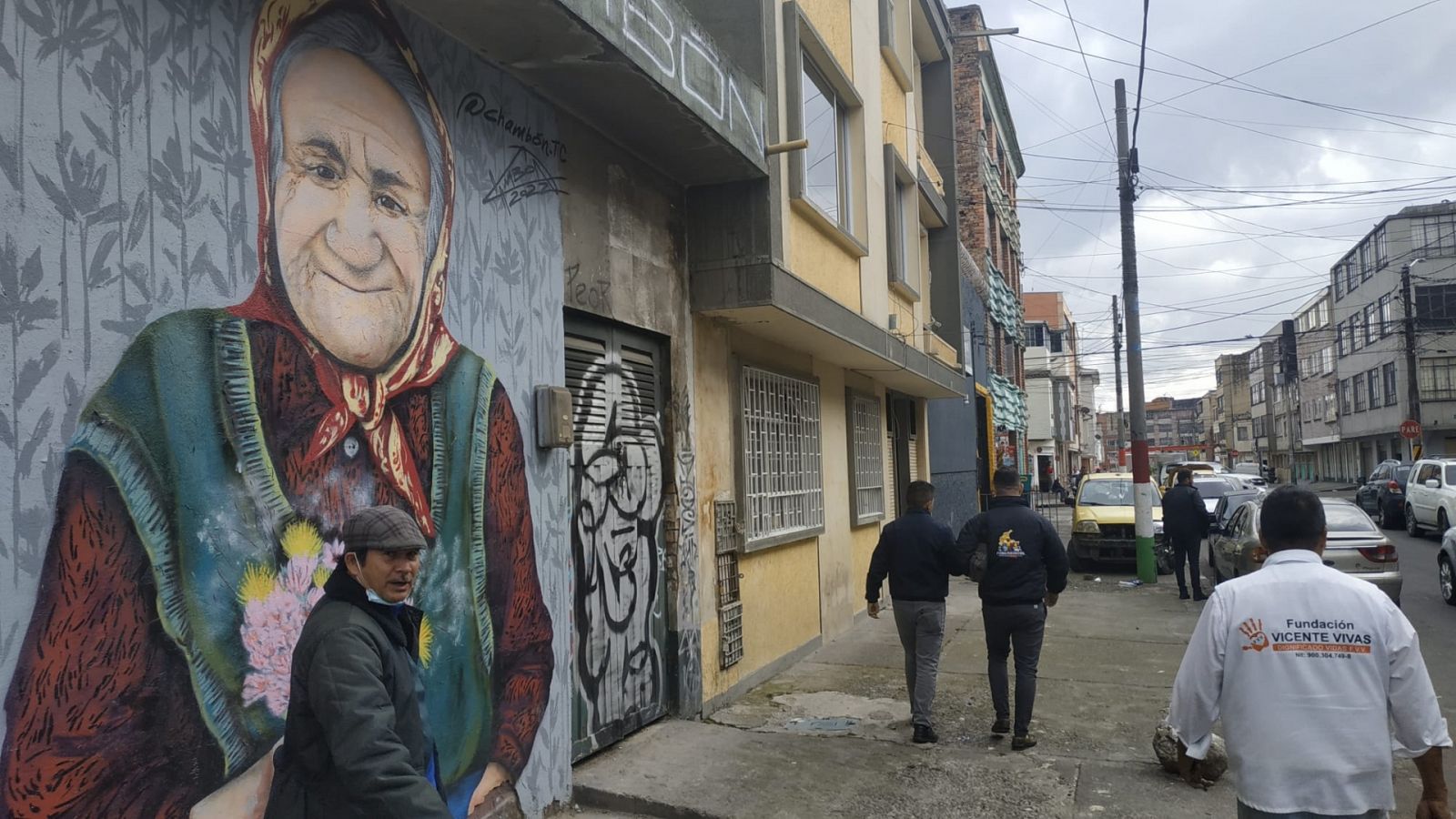 Ciudadanos pasean por las calles del barrio de Santa Fe, en Colombia