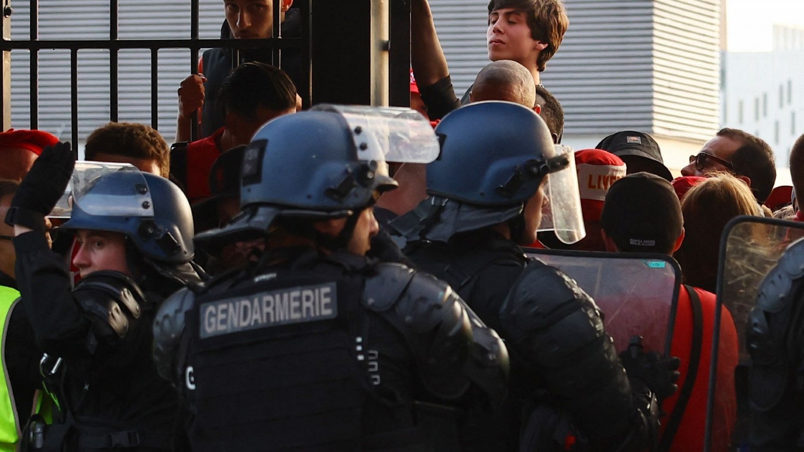 Aficionados intentando entrar a la final de la Champions League en el Stade de France, Saint-Denis (París).