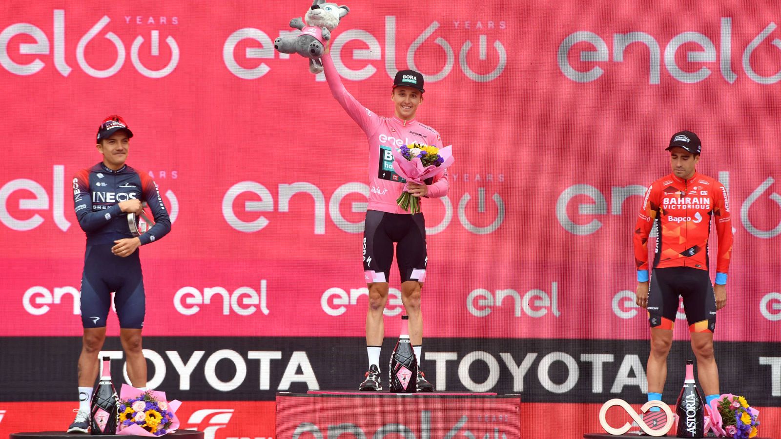El podio final del Giro de Italia 2022 con Jai Hindley flanqueado por Richard Carapaz y Mikel Landa