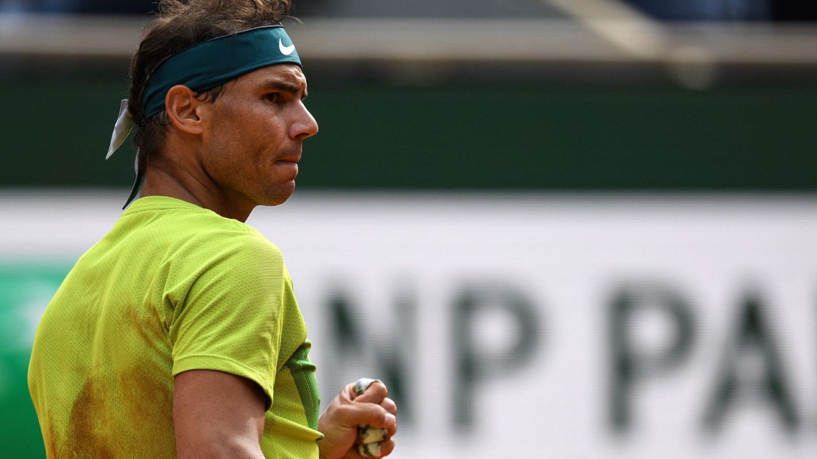Rafa Nadal celebra un tanto en su partido de Roland Garros ante Felix Auger-Aliassime en Roland Garros.