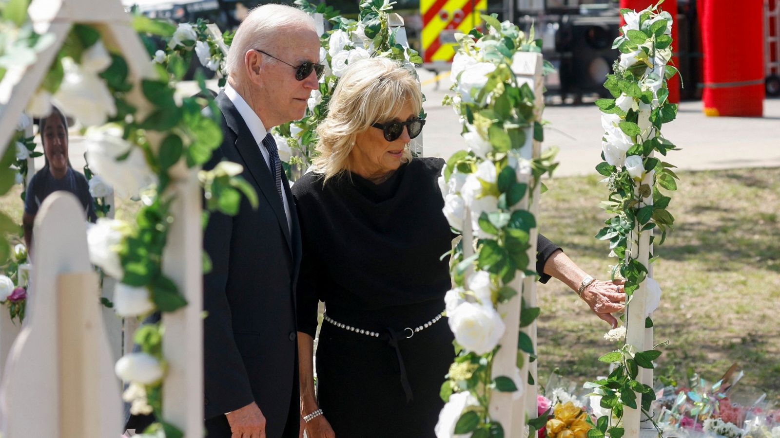 El presidente de Estados Unidos, Joe Biden, y su mujer, Jill Biden, visitan el memorial a los niños asesinados en la escuela primaria de Uvalde, en Texas, Estados Unidos.