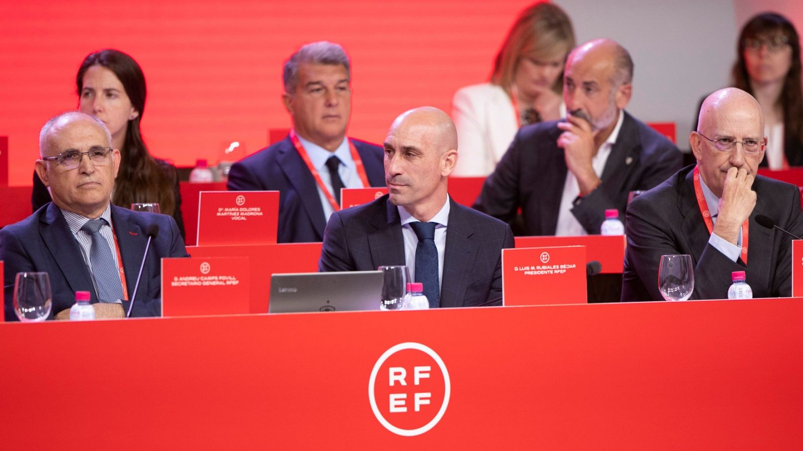 El presidente de la Federación Española de Fútbol (RFEF), Luis Rubiales (C), durante la Asamblea General de la RFEF celebrada este lunes en Madrid
