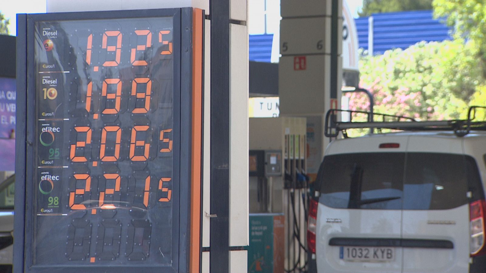 Pantalla d'una benzinera de Palma amb els preus dels carburants