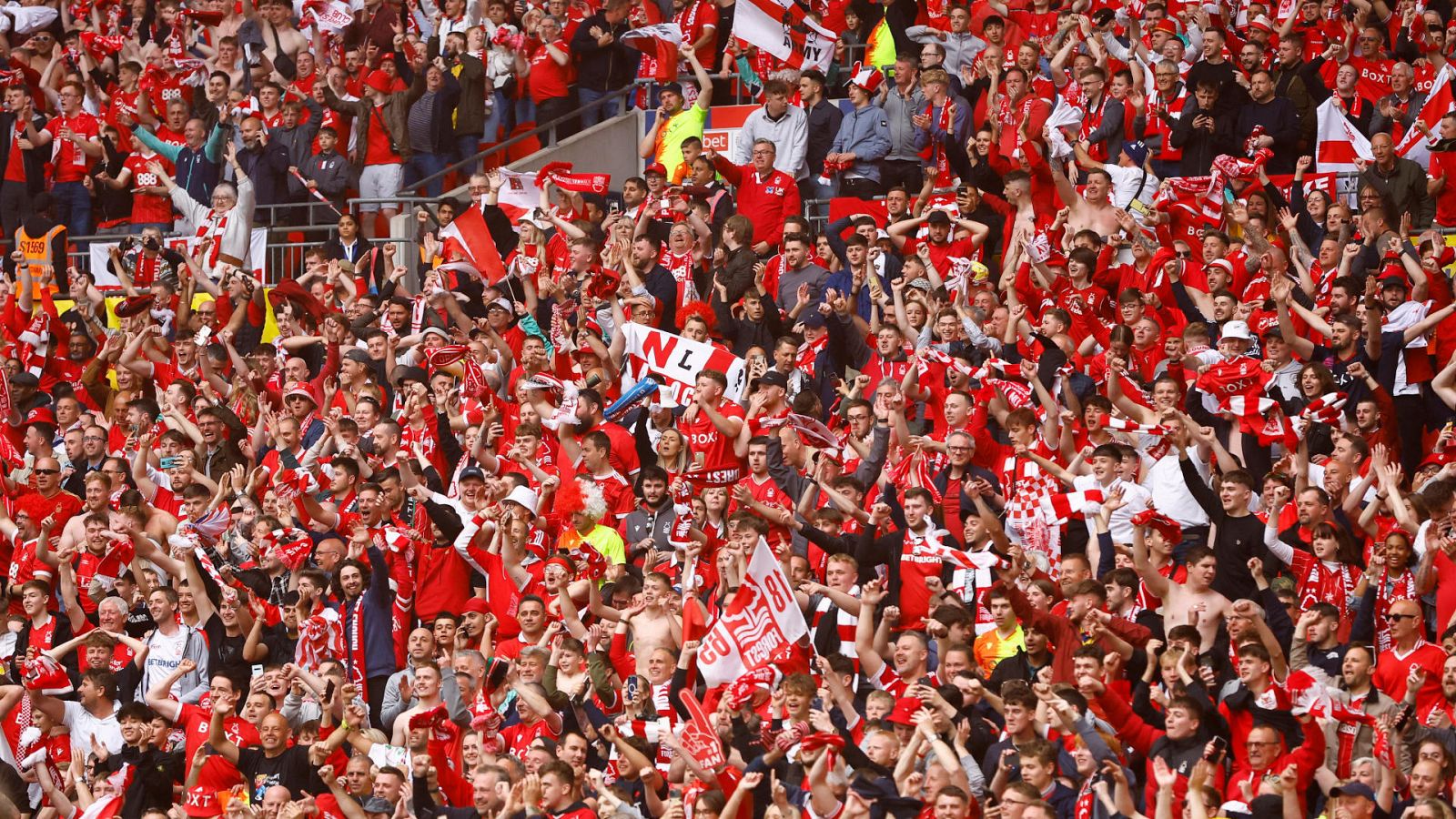 Seguidores del Nottingham Forest celebran el ascenso a la Premier