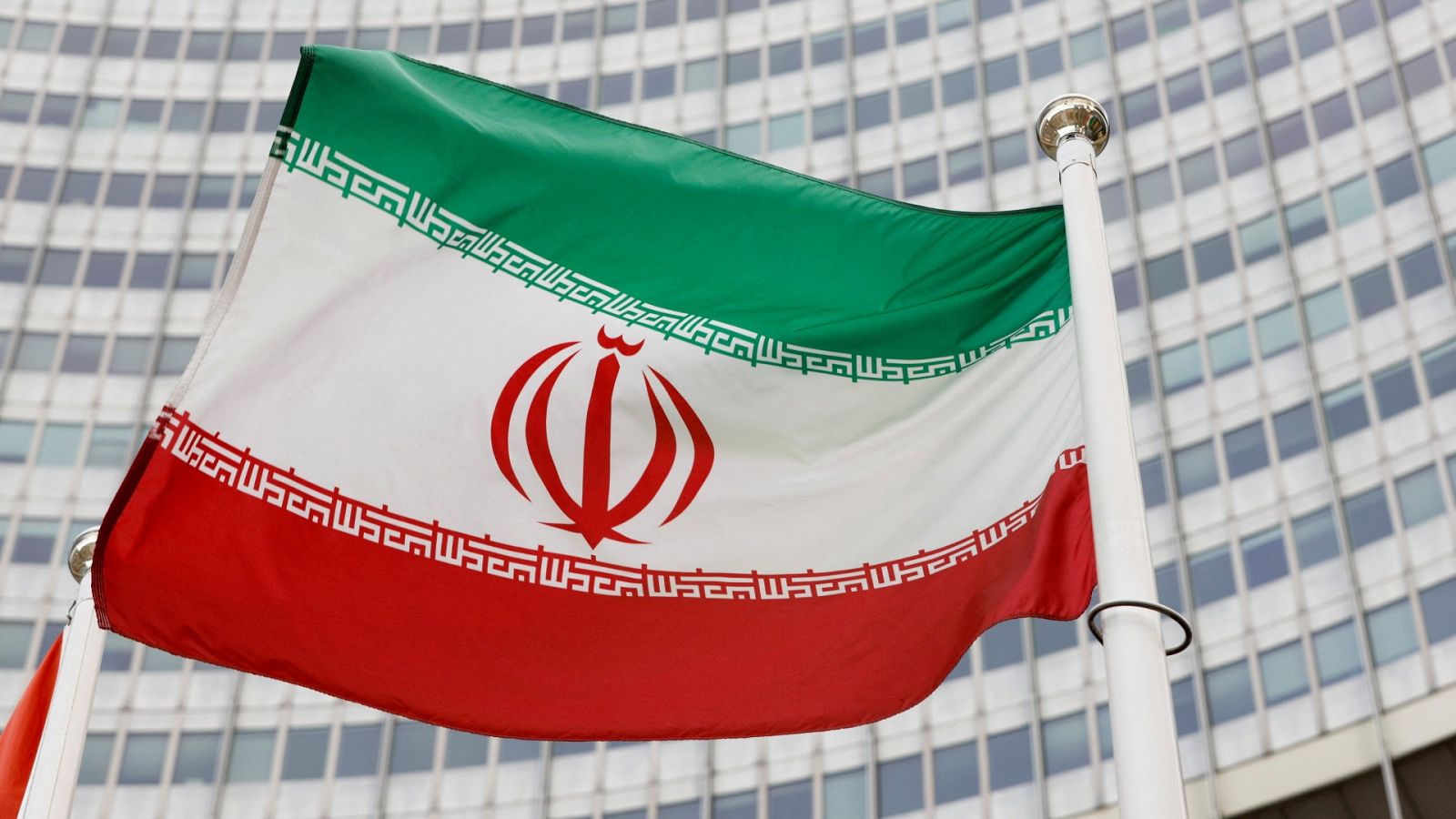La bandera de Irán frente a la sede del OIEA