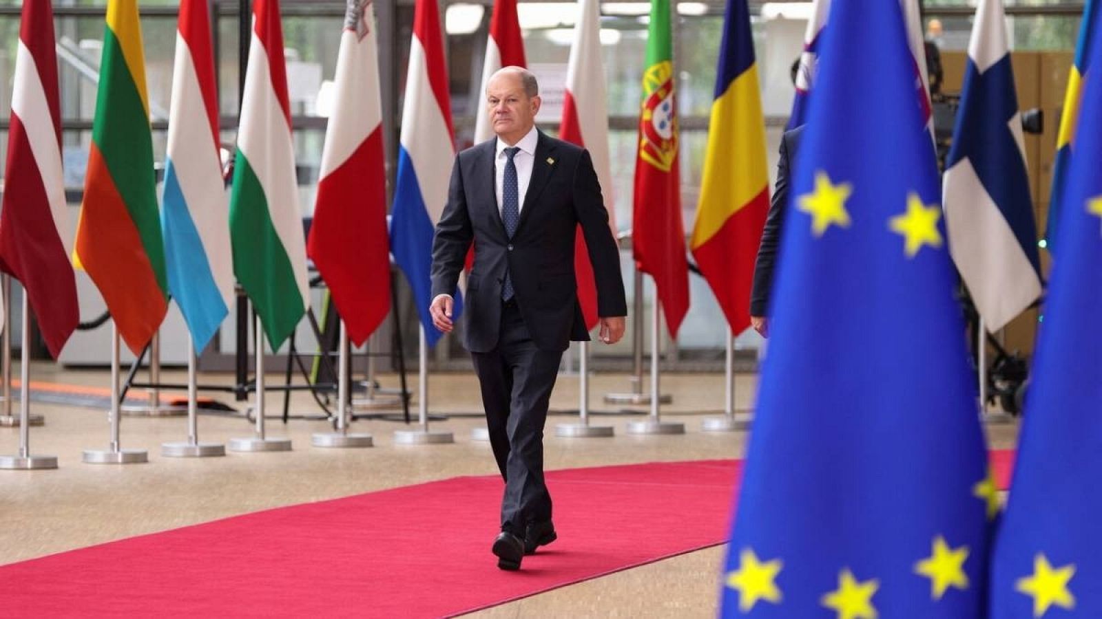 El canciller alemán Olaf Scholz llega a la cumbre de líderes de la Unión Europea