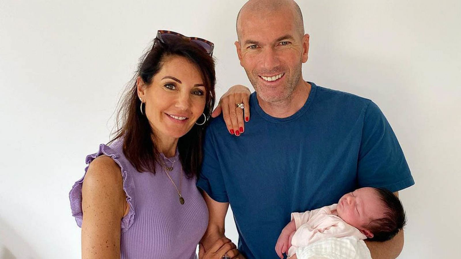 Zidane y su mujer Véronique posan felices junto a su nieta Sia