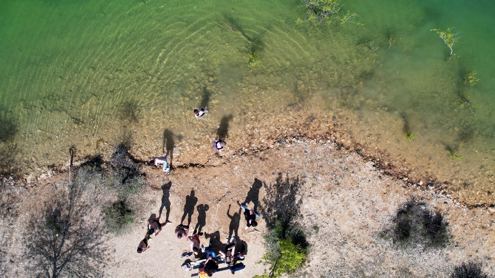 Un grupo de personas en un pequeño islote del pantano de Alloz, en Navarra.