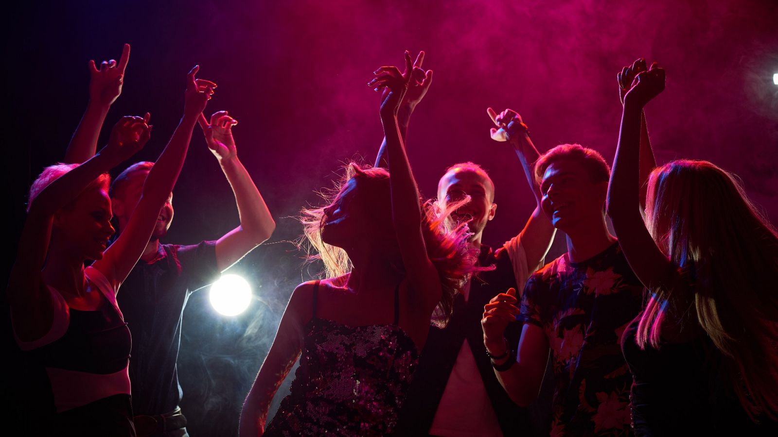 Un grupo de jóvenes, en una discoteca. El ocio nocturno es uno de los ámbitos en los que más se da la violencia sexual.