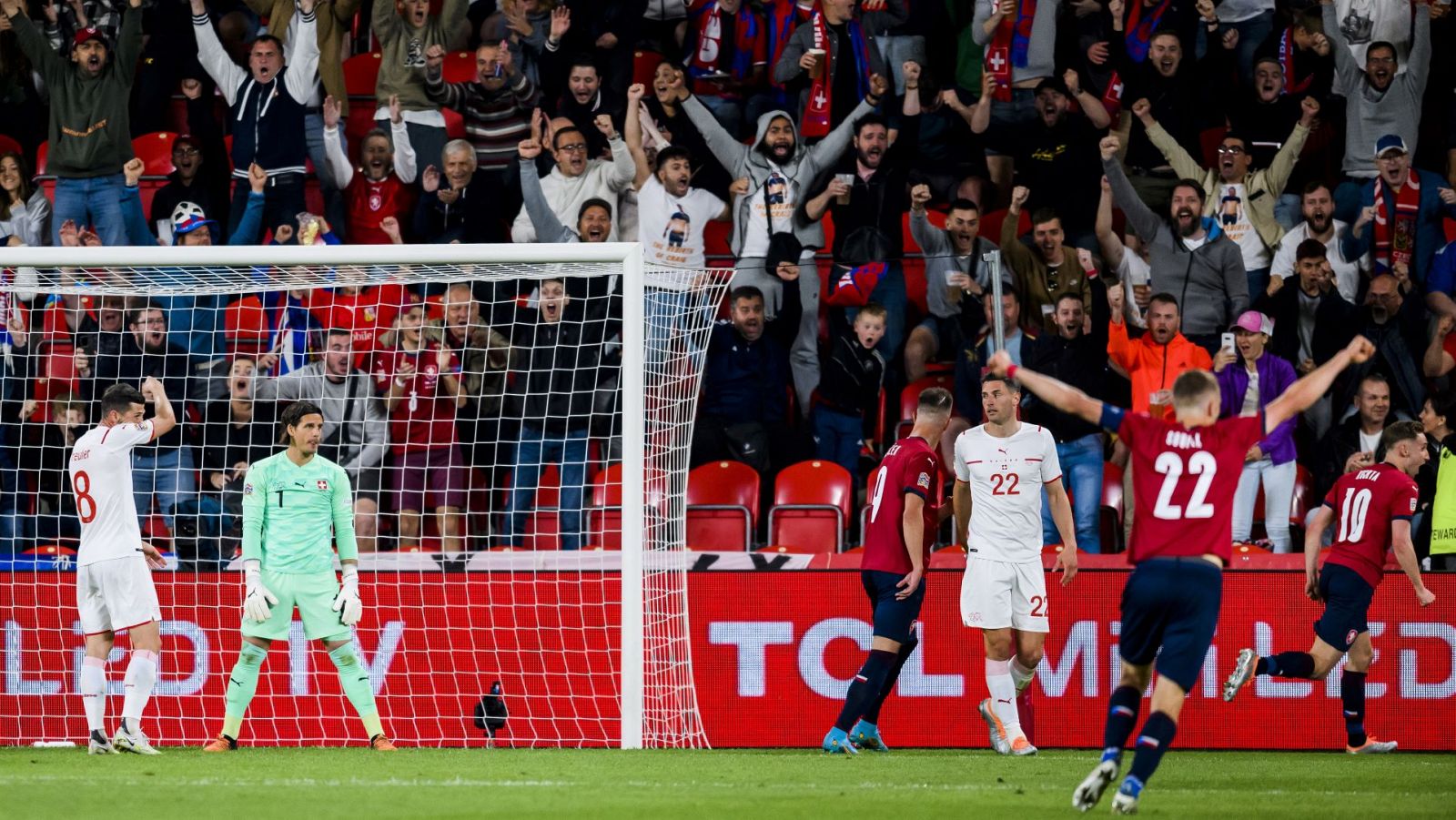 Los jugadores de República Checa celebra un gol ante Suiza.