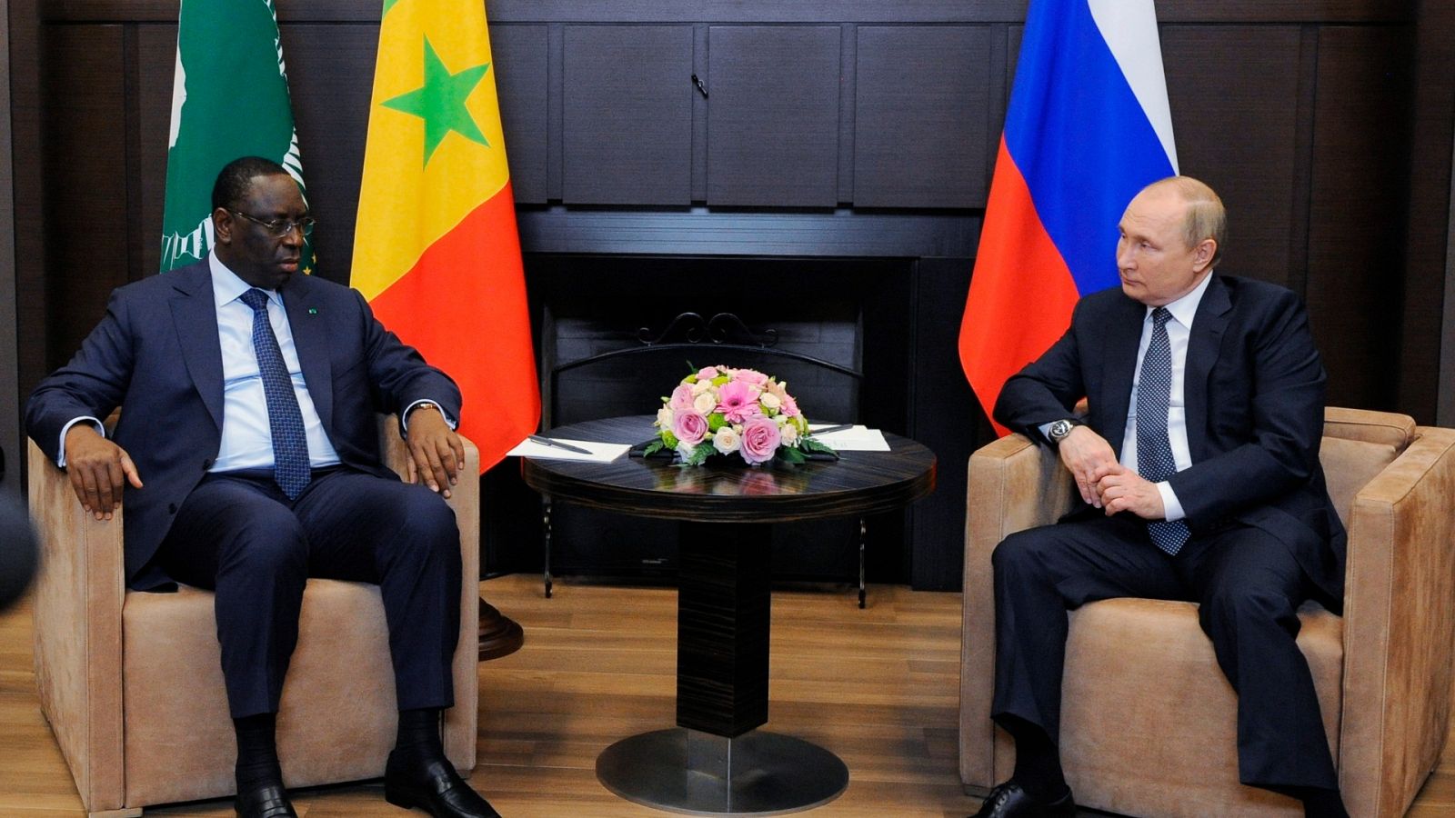 El jefe de Estado de Senegal y presidente de turno de la Unión Africana, Macky Sall, junto al presidente ruso, Vladímir Putin