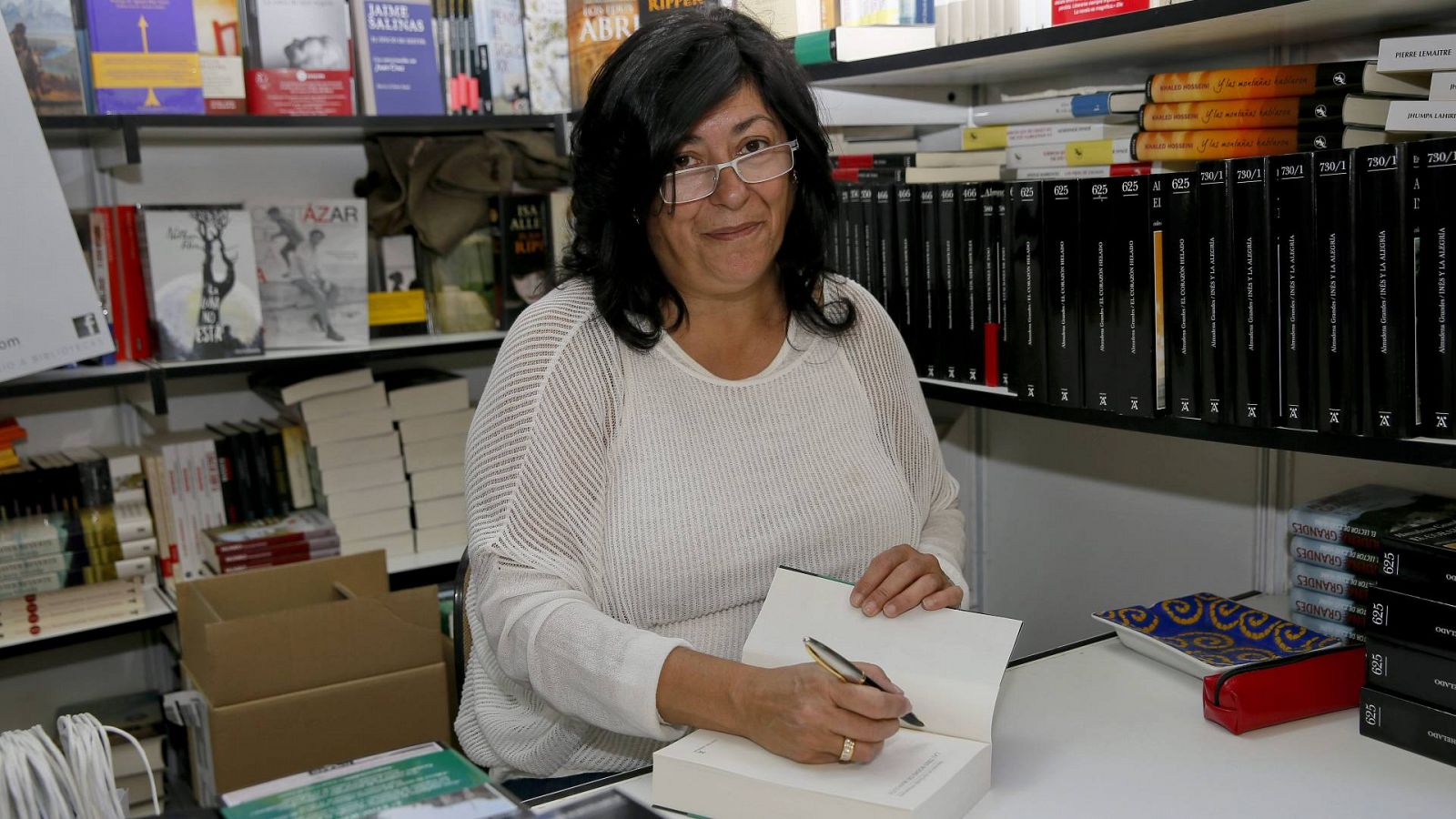 Almudena Grandes firma libros en 2014 en una de las casetas de la Feria del Libro