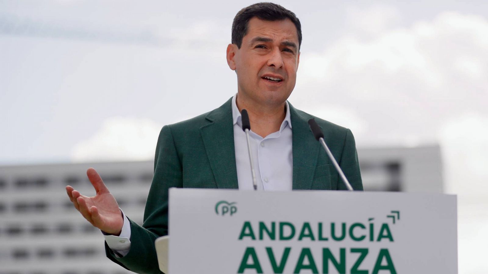 El presidente de la Junta de Andalucía y candidato del PP a la reelección, Juanma Moreno, durante su intervención en un acto de campaña en Sevilla