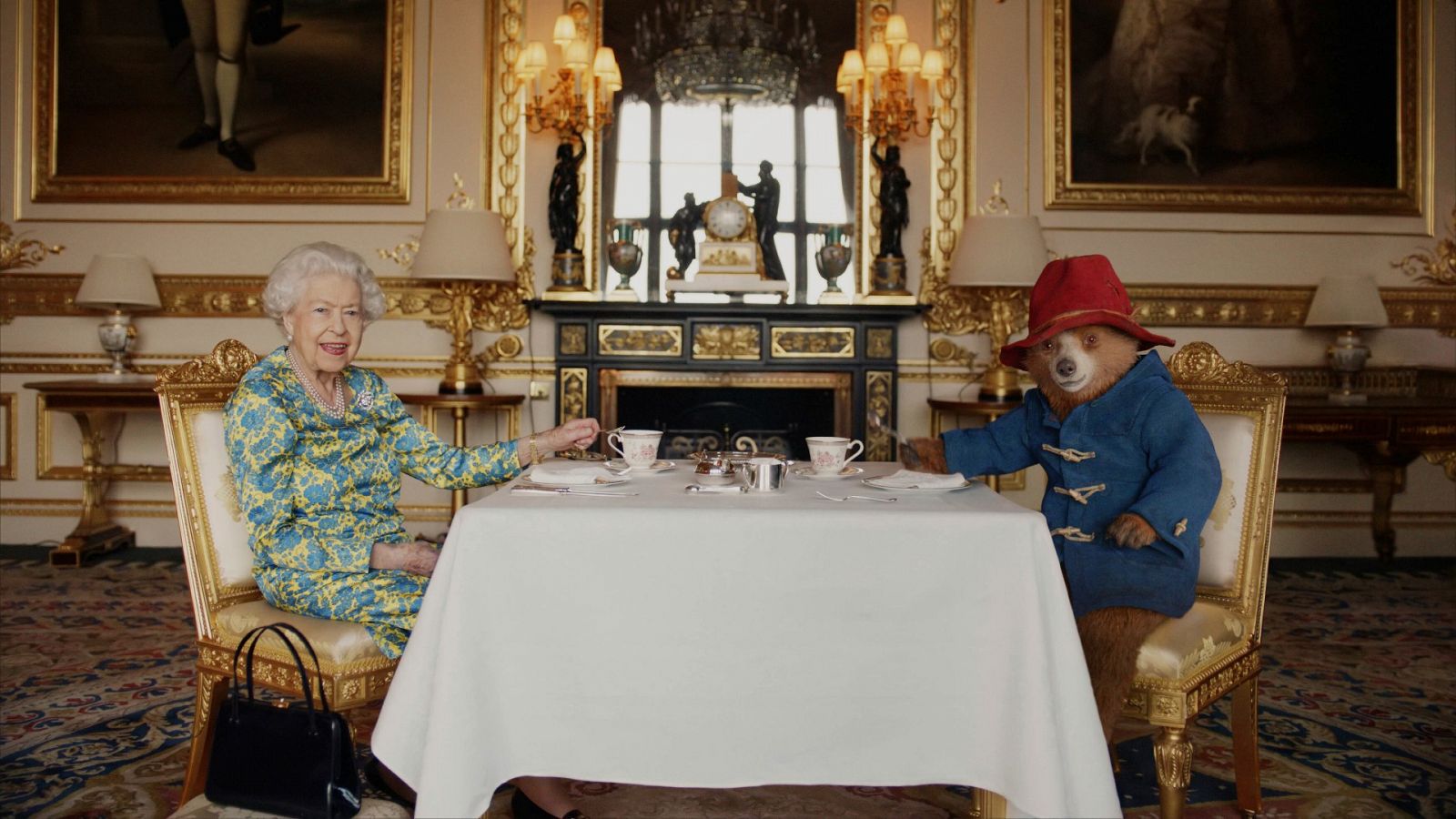 Isabel II toma el té con el oso Paddington en el Palacio de Buckingham
