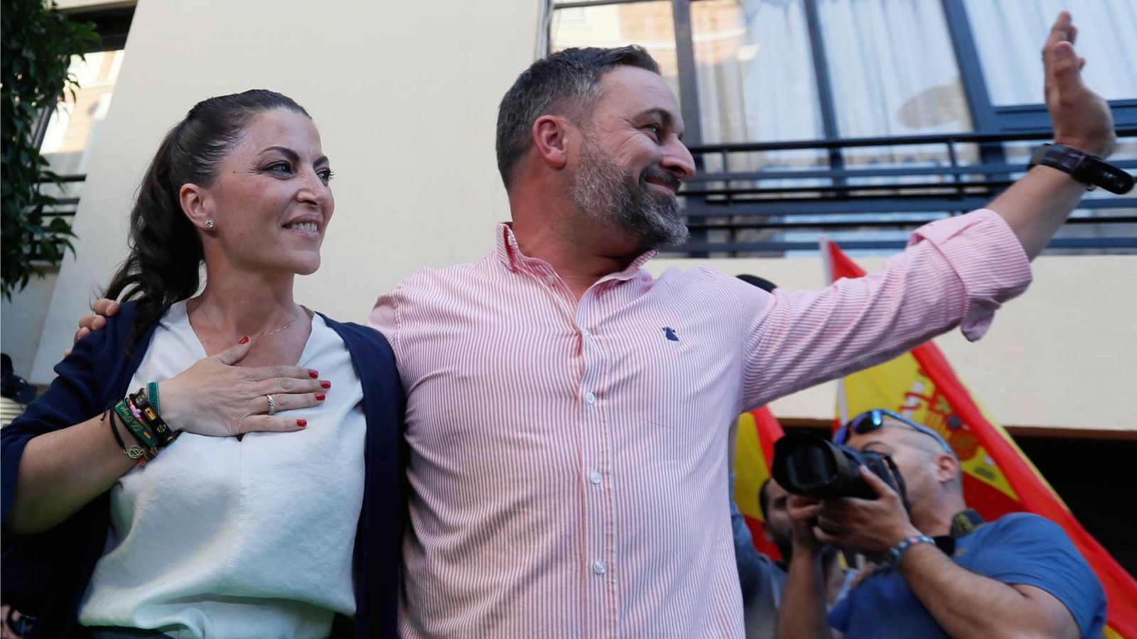 El líder de Vox, Santiago Abascal, junto a la candidata del partido a las elecciones andaluzas, Macarena Olona, durante un acto electoral de Vox.