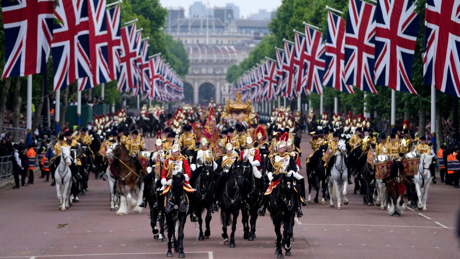 Varios soldados desfilan frente al Palacio de Buckingham durante el Jubileo de Isabel II.