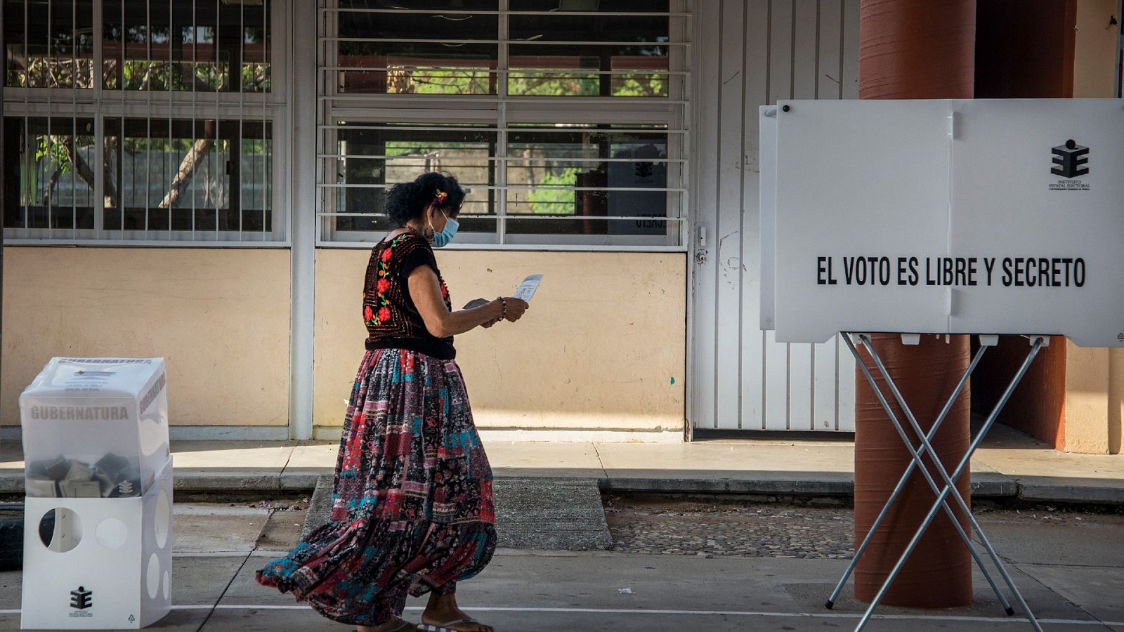 Ciudadanos votan en Tehuantepec, estado de Oaxaca (México).EFE/Luis Villalobos