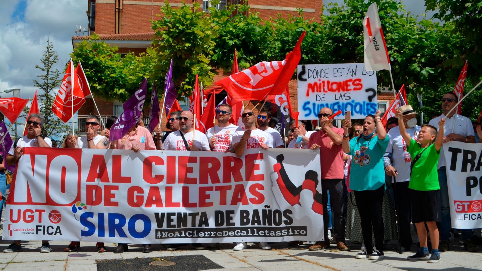 Cientos de trabajadores de Siro durante una concentración en Venta de Baños para evitar el cierre de la empresa