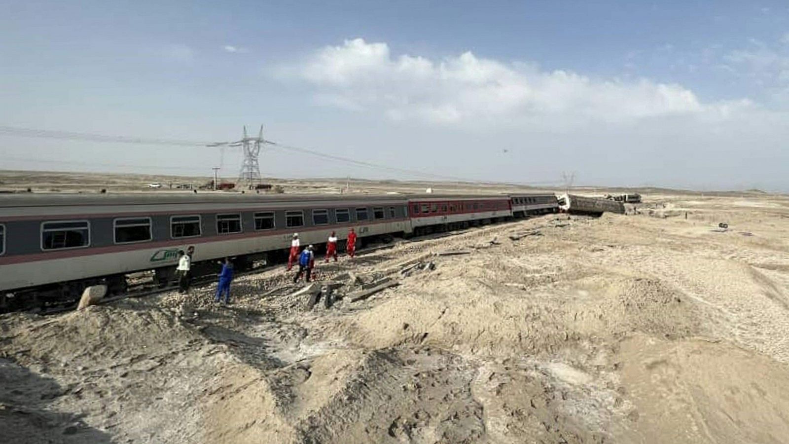 Al menos 17 muertos y 60 heridos al descarrilar un tren en Irán