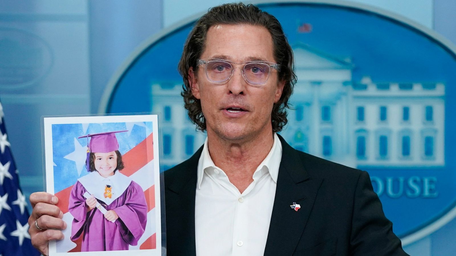 Matthew McConaughey con el retrato de una de las víctimas del tiroteo, en la Casa Blanca