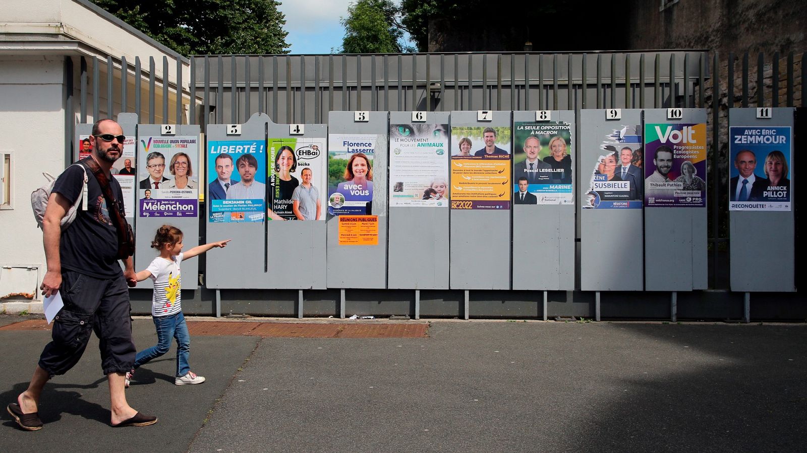 Carteles con los candidatos a las elecciones legislativas en Bayona, Francia