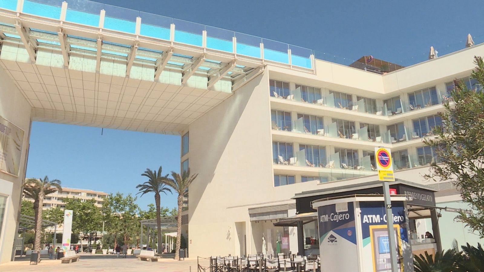 La plaza Momentum y su hotel con piscina flotante, iconos del nuevo Magaluf
