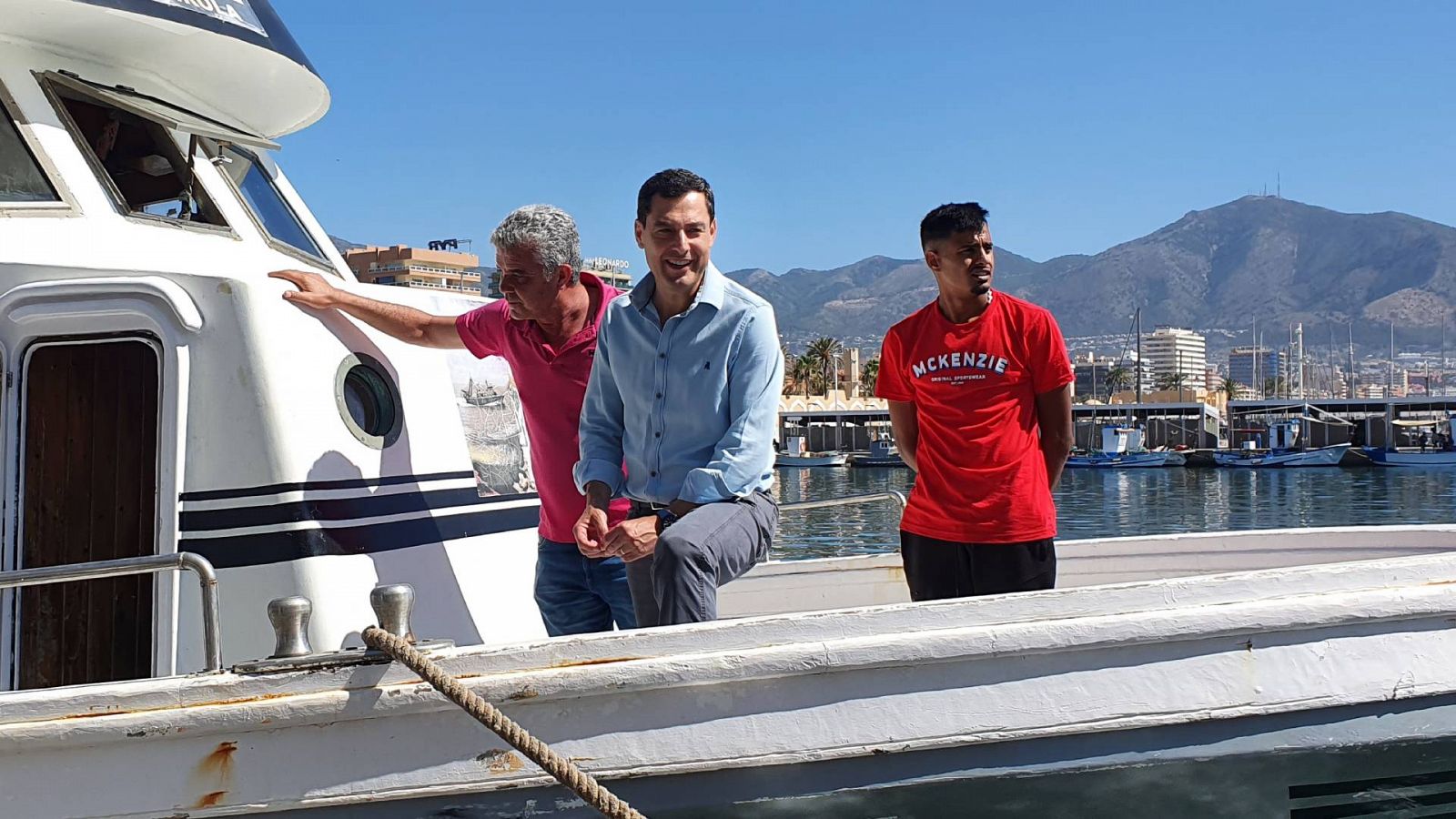 El presidente de la Junta y candidato del PP a la reelección, Juanma Moreno, subido a un barco de pesca durante la visita realizada a Fuengirola (Málaga)