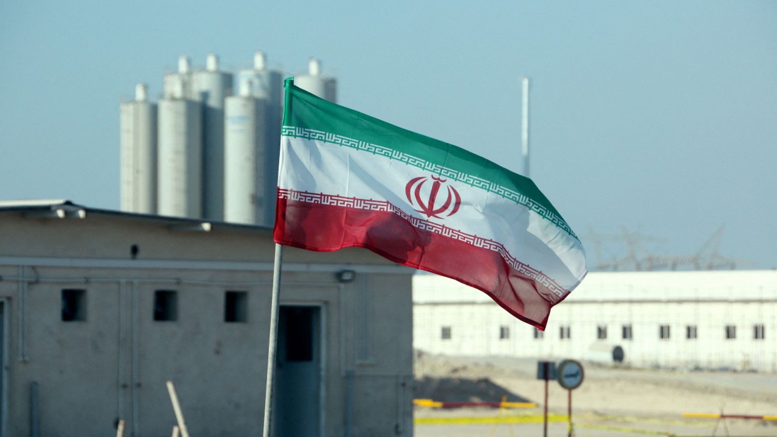 Imagen de archivo del 10 de noviembre de 2019 de una bandera iraní en la central nuclear de Bushehr.