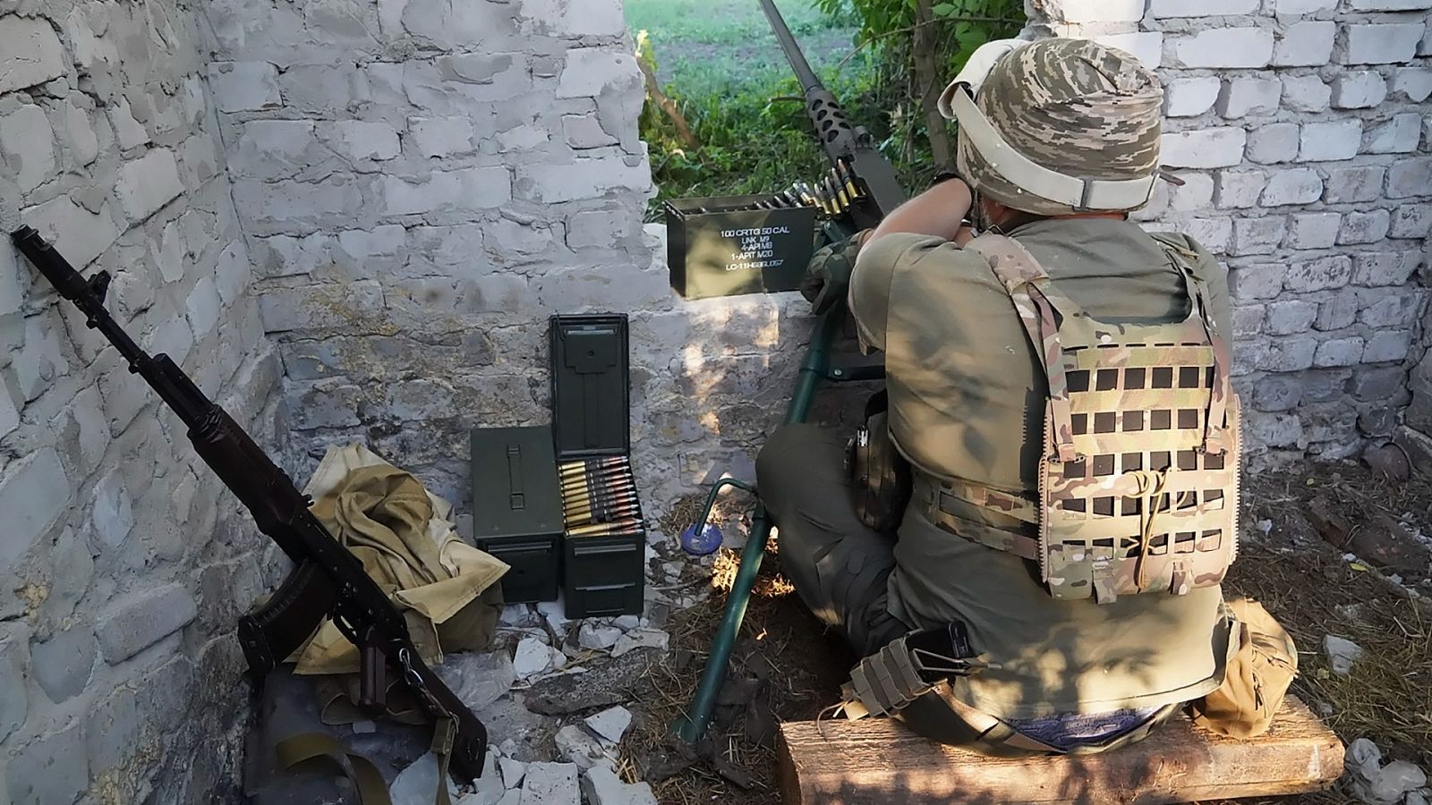 Un soldado ucraniano hace guardia con su arma en un pueto de Jarkóv, Ucrania