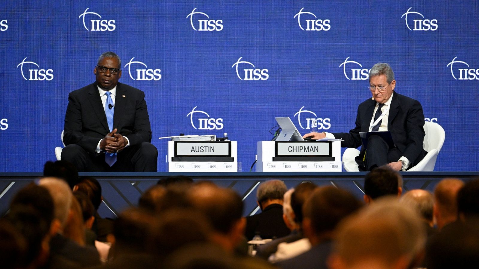 El Secretario de Defensa de Estados Unidos, Lloyd Austin, y el Director General y Jefe Ejecutivo del IISS, John Chipman, en el Diálogo de Shangri-La en Singapur. 
