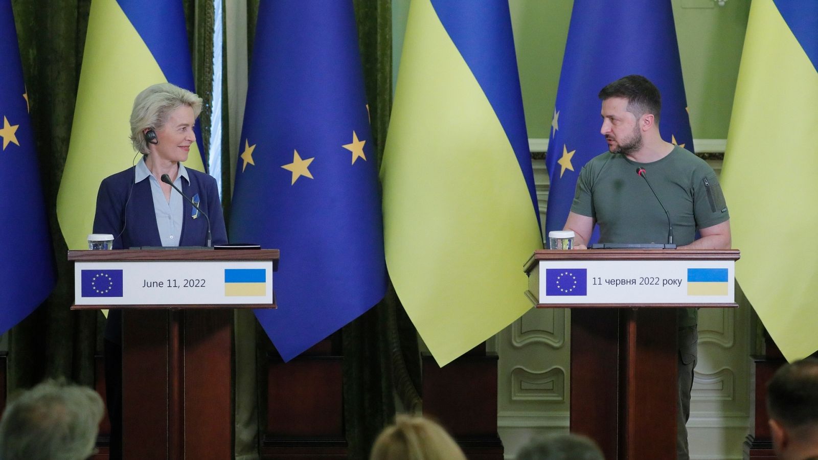 La presidenta de la Comisión Europea, Ursula von der Leyen y el presidente de Ucrania, Volodímir Zelenski.
